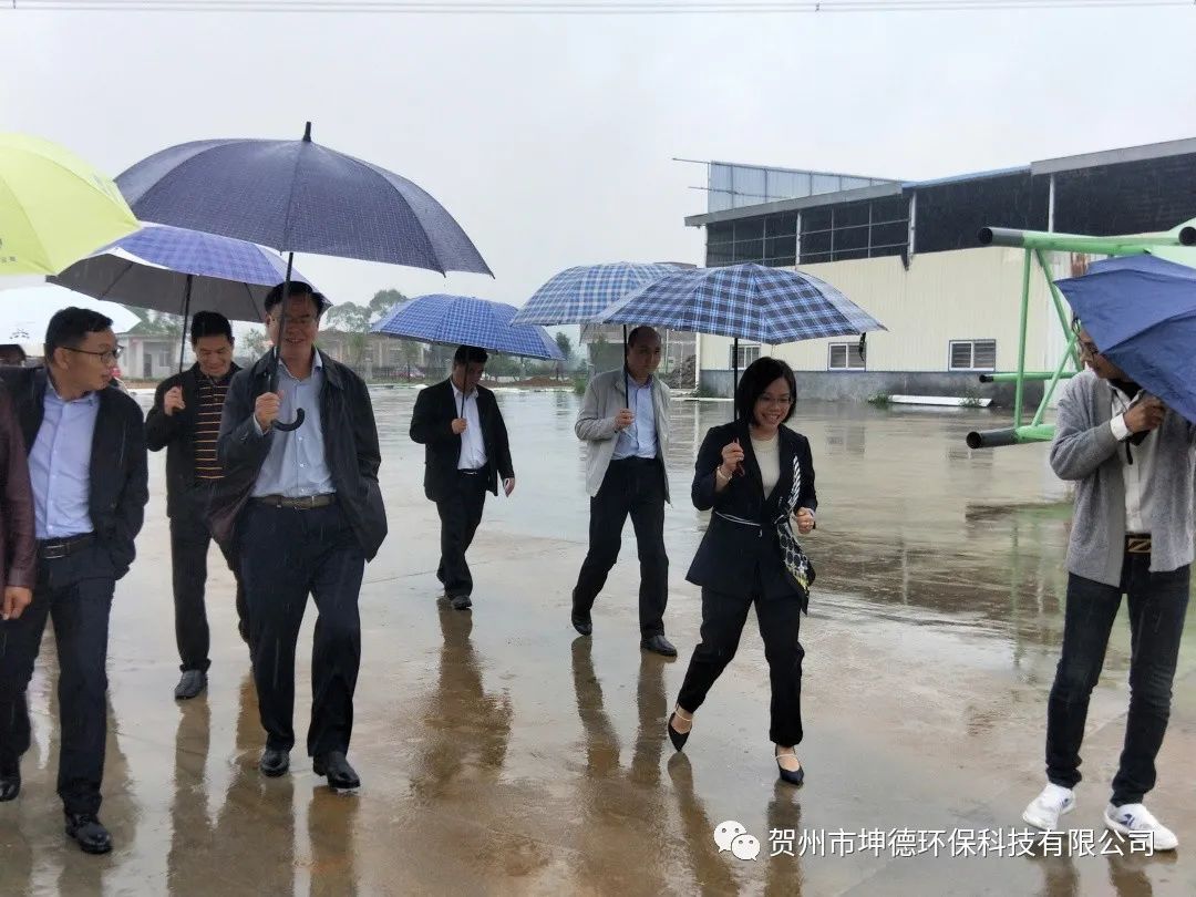 鐘山縣縣委書(shū)記唐先程、縣長(zhǎng)陳書(shū)瑩、生態(tài)環(huán)境局林瑞春局長(zhǎng)等領(lǐng)導(dǎo)一行前往我公司視察