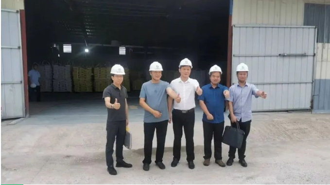 鐘山縣經(jīng)貿(mào)局楊庭銘局長(zhǎng)等領(lǐng)導(dǎo)一行前往我公司視察
