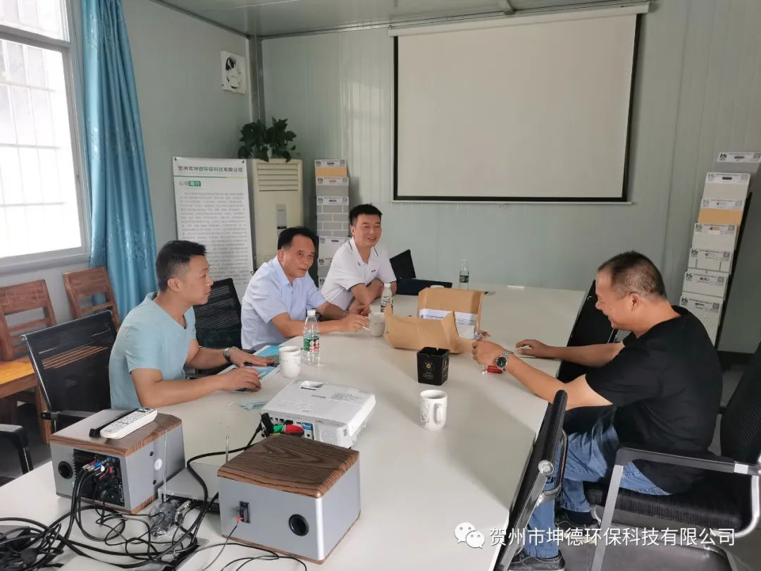 賀州市工業(yè)和信息化局葉志明、葉羽錦等領(lǐng)導(dǎo)一行到我公司調(diào)研