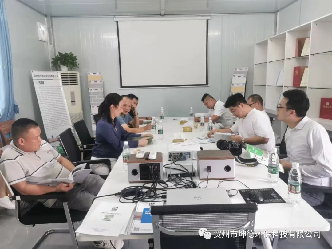 鐘山縣招商促進(jìn)局黃雪玲局長、董副局長率領(lǐng)深圳市綠柜集團(tuán)羅董事長等一行來我司考察。